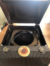21. VINTAGE! 1953 Motorola 53F2 Radio/Phonograph